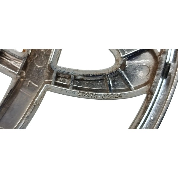 Emblema Logo Toyota Corolla Cross Hybrid 2024 Prateado