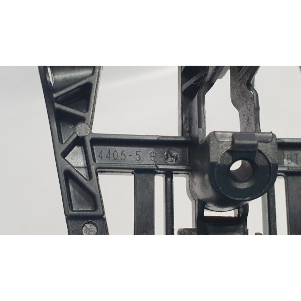 Suporte Maçaneta Dianteira Direita Chevrolet Tracker 1.4t 17 Preto