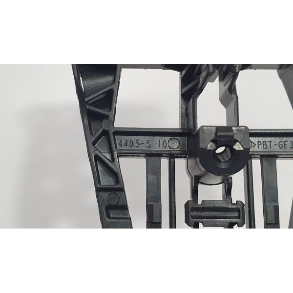 Suporte Maçaneta Traseira Esquerda Chevrolet Tracker 1.4t 17 Preto